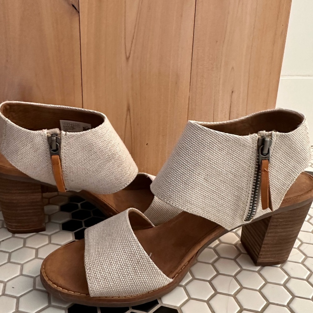 Tan woven Tom’s Sandals